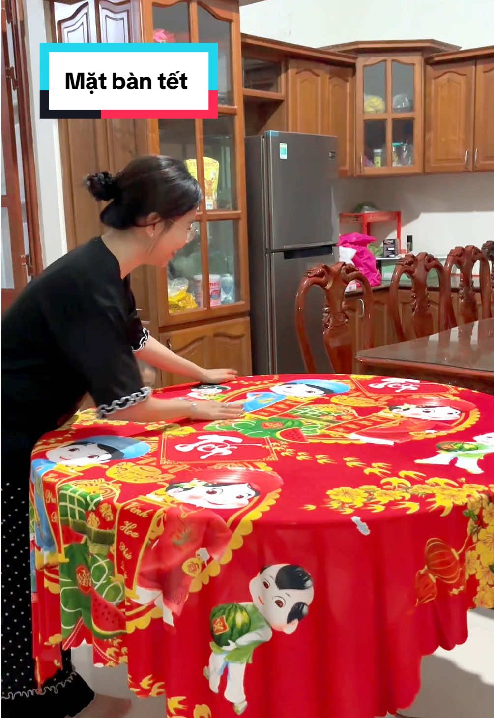 Cái mặt bàn Tết thôi mà có cần thấy cưng dữ vậy hông chèn#matbantron #khantraibantron #khantraibantet 