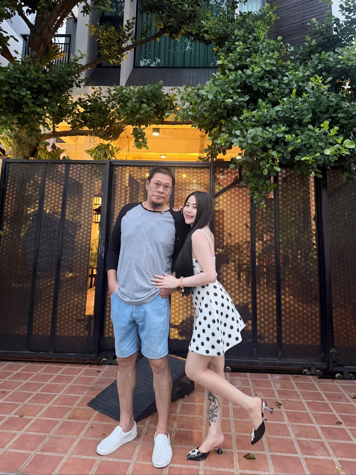 เจนถามพ่ออ้วนว่า  น้องไปทำผมตั้ง5ชั่วโมงไม่เห็นทักหรือโทรหาเลย พ่ออ้วนตอบว่า  โทรทำไม ขับมอไซค์ไปดูตั้ง3รอบ เห็นนั่งทำผมอยู่  🫣 อ่อออ ไม่โทรไม่ทักแต่ขับรถไปส่องดูนี้เอง 😝