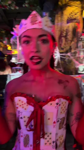 Daba miedo ayer #disfraz #reinaroja #trucootrato #humor 