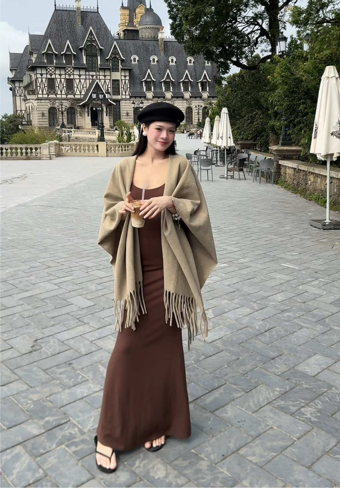 Trời này, các bà diện khăn hay cả mẫu em mang đều xinh luôn nha