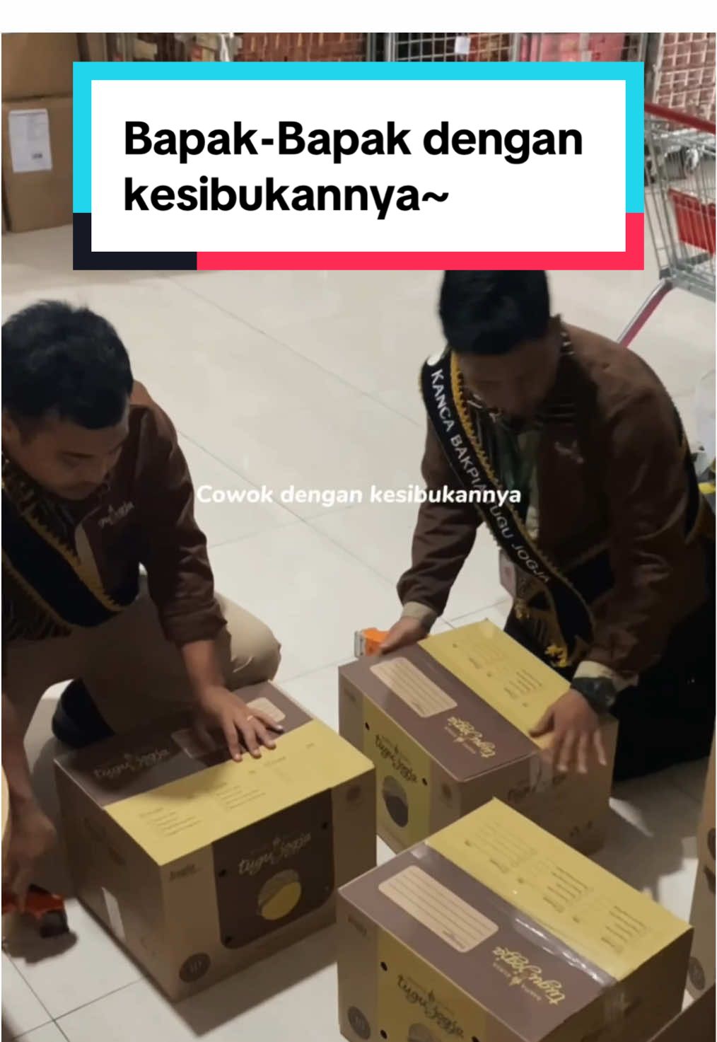 Matur suwun Lur! Karna Semakin banyak BakpiaMania yang dateng, bapak-bapak ini jadi semakin happy 😆 #bakpiatugujogja  #oleholehjogja  #kulinerJogja  #jogjaviral  #khasjogja 