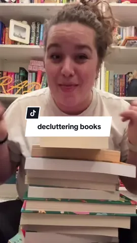 Replying to @Maddie Stevens how i declutter my books! #BookTok #declutter #simplifyyourlife 