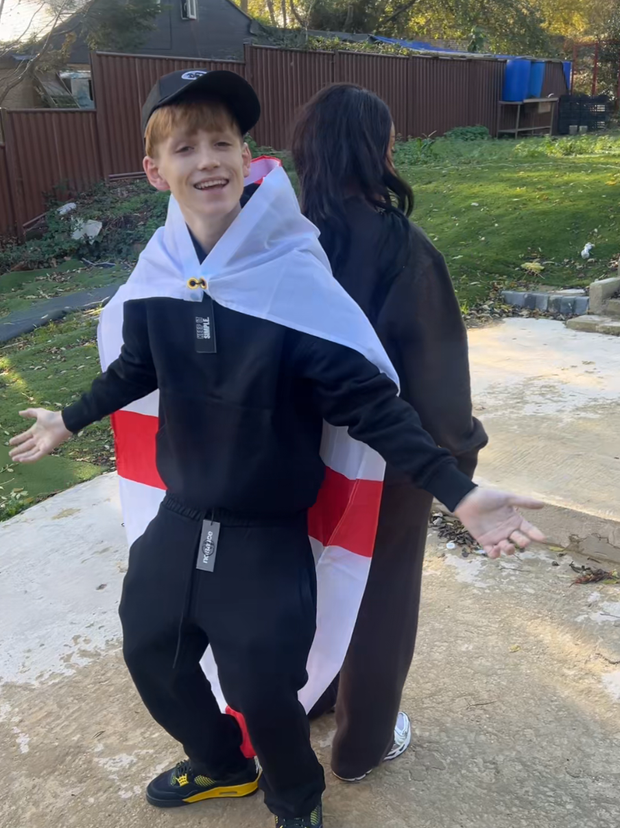 my backs hurting from carrying this house #costakid #nosauce #ukmemes 