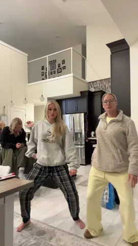 One last time without that crazy kid in the back🤦🏼‍♀️. #family #motherdaughterduo #ilovemyfamily @Christian_hockeu26 @Calystabelle @Colette and Eli 