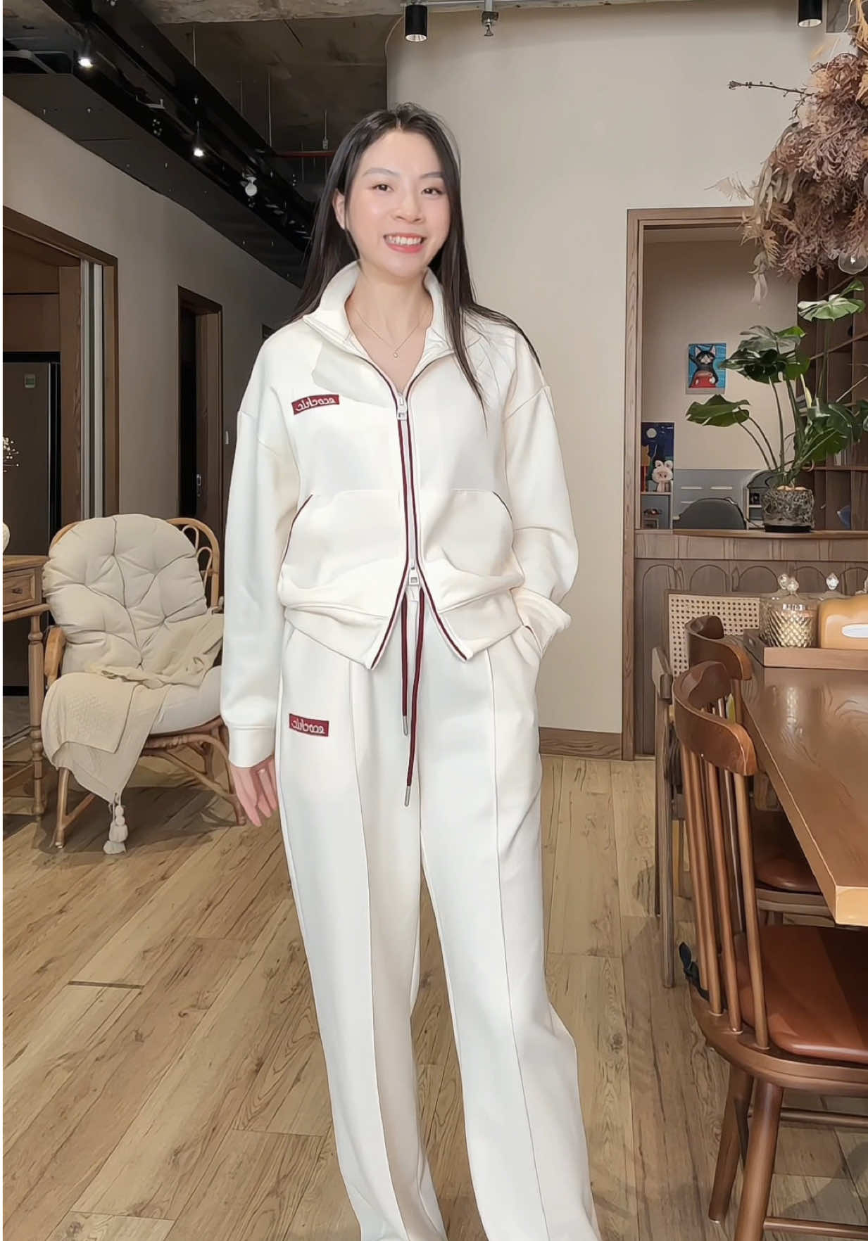 Vừa xinh vừa tiện – ở nhà cũng đẹp, ra đường vẫn sang 😎 Chất nỉ mềm, form cực chuẩn luôn nha! #linhlunglieng #setboni #setboxinh #ecochic 