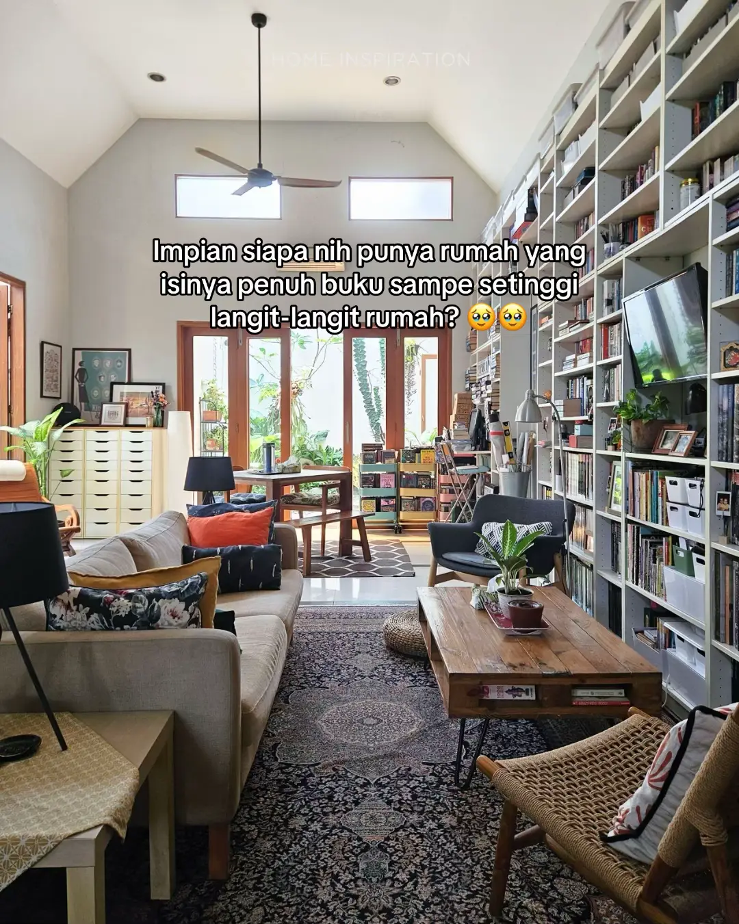 Suka rumah yang 'berantakan' sama barang koleksi gini nggak? 🤔 #fyp #homeinspo #housetour #livingloving #homedecor 