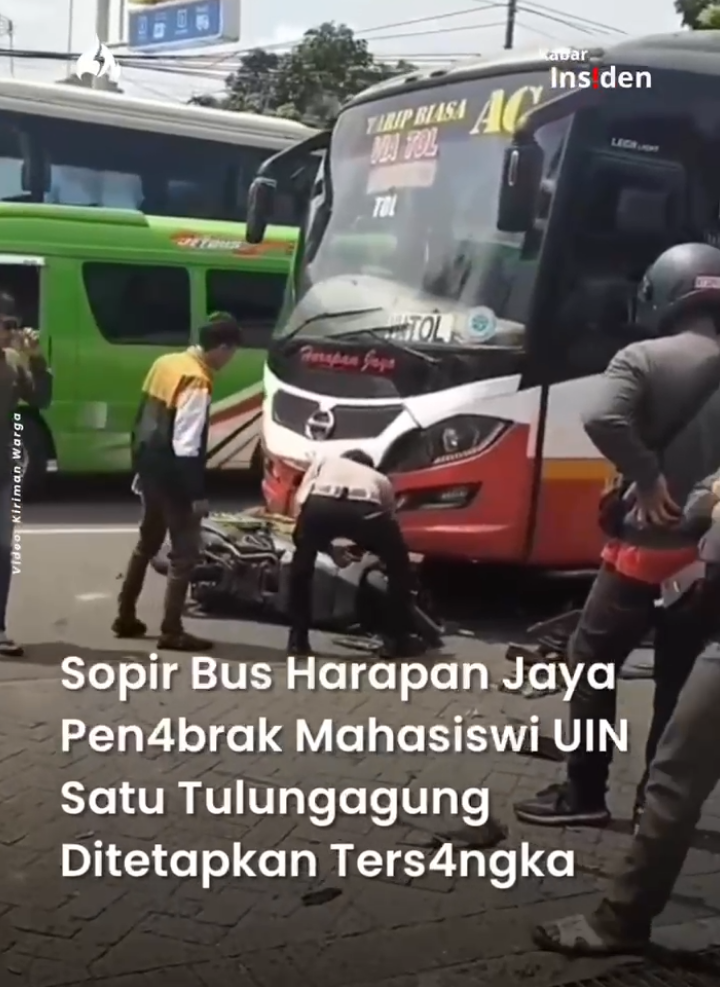 Polisi menetapkan Rizki Angga Saputra (30), warga Klojen, Malang, sebagai ters4ngka dalam kecel4kaan m4ut di depan SPBU Rejoagung, Kecamatan Kedungwaru, Kabupaten Tulungagung, Jumat (31/10/2025). Rizki merupakan sopir Bus Harapan Jaya bern0mor p0lisi AG 7762 US. Penetapan ters4ngka disampaikan oleh Kasat Lantas Polres Tulungagung AKP M. Taufik Nabila, dalam keterangan resminya, Sabtu (1/11/2025). “Sopir atas nama RAS telah kami tahan atas kejadian l4ka di Rejoagung yang menyebabkan dua orang pengendara sepeda motor meningg4l dunia dan satu orang mengalami luk4-luk4,” ujar AKP Taufik. Rizki dijerat Pasal 310 ayat (4) UU Nomor 22 Tahun 2009 tentang Lalu Lintas dan Angkutan Jalan dengan ancaman hukuman penjara maksimal enam tahun dan/atau denda hingga Rp12 juta. Kasat Lantas menjelaskan, korb4n meningg4l dunia masing-masing adalah Zahrotun Mas’udah (22) dan Faizatul Maghfiroh (22), keduanya mahasiswi UIN Satu Tulungagung asal Kabupaten Jombang. “Kedua mahasiswi itu meningg4l dunia di lokasi kejadian setelah sepeda motor mereka tertabr4k bus,” kata AKP Taufik. Sementara korb4n luk4-luk4 diketahui bernama Andri Yoga Pratama (28), mahasiswa asal Kecamatan Berbek, Kabupaten Nganjuk. Saat ini, Andri masih menjalani perawatan di RSUD dr. Iskak Tulungagung. Simak selengkapnya di  serayunusantara.com (Link di bio) #laka #beritaterkini #tulungagung #newsupdate #fyppppppppppppppppppppppp 