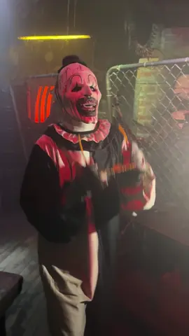 The silent but deadly ki**er clown 🤡 TWO MORE NIGHT OF THE DARKNESS AND CREEPYWORLD Open tonight, Saturday and tomorrow, Sunday We will see you this weekend!! 