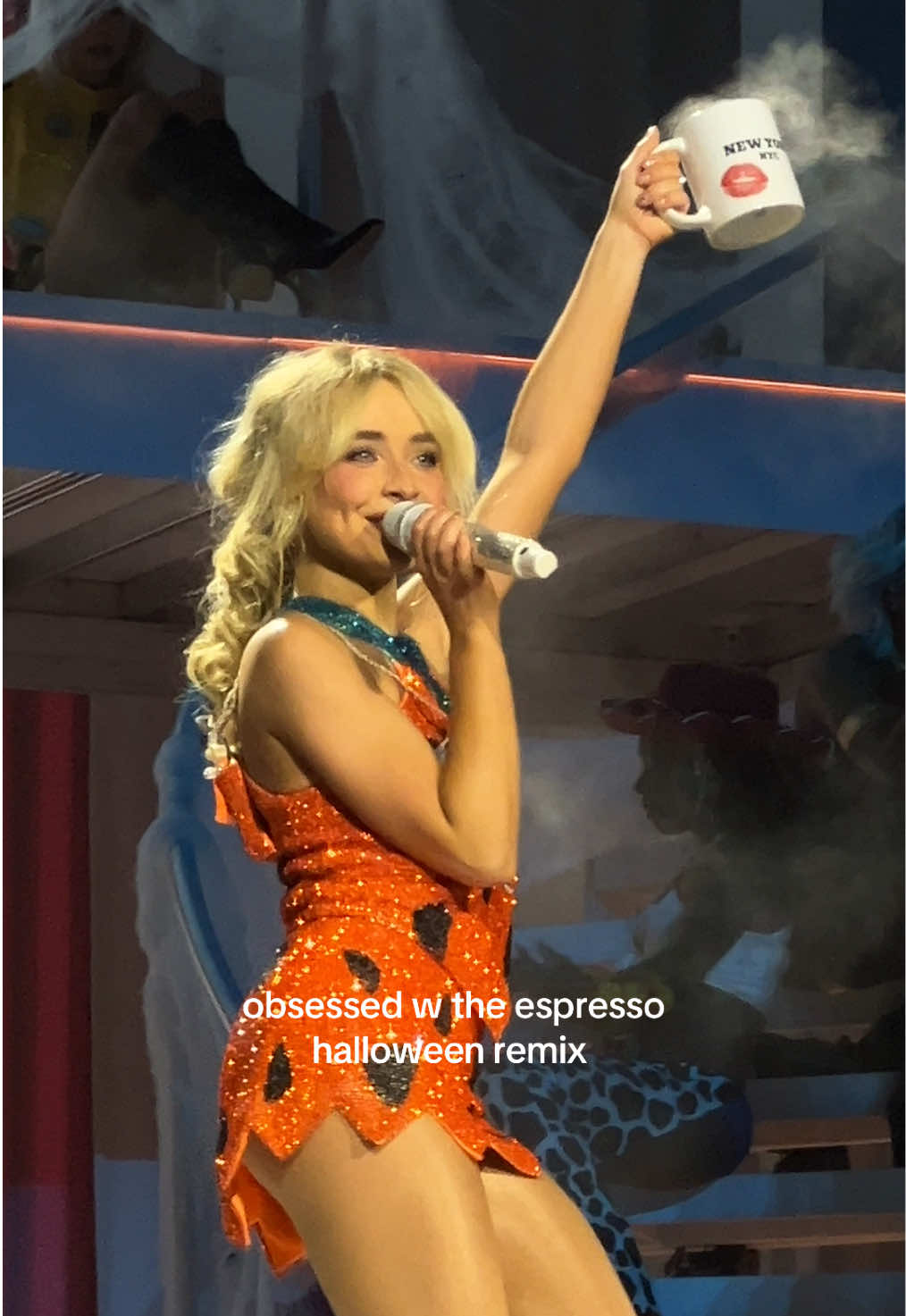 Espresso, the classic you are ☕️ all the little halloween touches last night were SO FUN LOVE #sabrinacarpenter #shortnspooky #shortnsweettour #halloween #espresso 