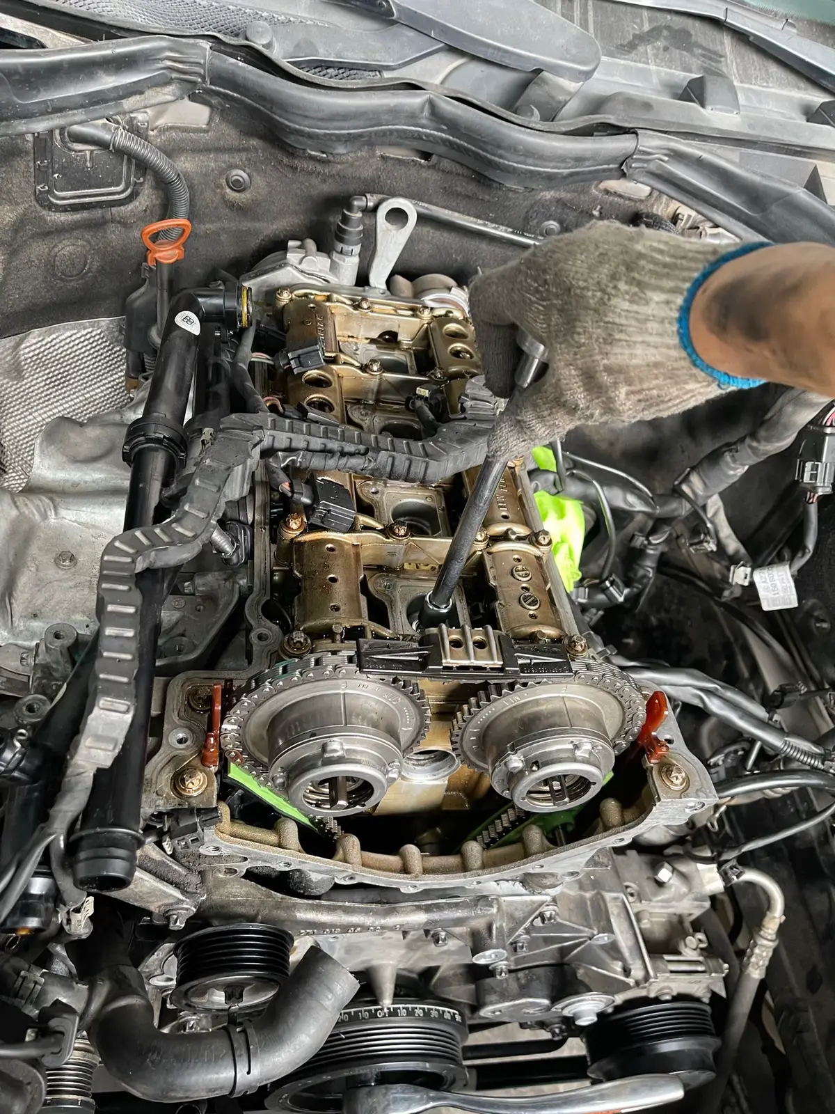 Làm ở garage một thời gian mình quen dần với cái mùi dầu, cái tiếng búa, tiếng máy nổ. Quen cả những lời than của khách, những hôm nằm dưới gầm xe cả buổi mà không tìm ra lỗi. Có hôm mệt quá, nhìn đôi tay chai sạn, mình bật cười. Ngày xưa sợ bẩn, sợ khổ… Giờ thấy dính dầu lại thấy yên tâm — vì ít ra, mình đang làm việc thật. Mình hiểu rằng… Không ai bắt đầu đã giỏi, không ai mới ra trường mà được trả lương cao. Nghề này trả công bằng mồ hôi, không phải bằng bằng cấp. Có anh thợ trong gara nói với mình: “Muốn giỏi nghề, phải yêu nghề trước đã. Xe nó cũng có cảm xúc, làm ẩu là nó giận liền.” Nghe xong mình chỉ cười — nhưng càng làm, càng thấy đúng. Dần dần, mình không còn để ý nhiều đến chuyện lương thấp nữa. Thay vì than, mình bắt đầu học: cách đo điện, cách đọc sơ đồ, cách hiểu tiếng máy. Từng ngày, từng chút một. Có thể bây giờ mình chưa có gì… Nhưng mình tin, một ngày nào đó, khi đứng làm chủ một gara của riêng mình, mình sẽ kể lại rằng “Tôi đã từng bắt đầu từ con ốc rơi xuống nền đất, nhưng không bao giờ để giấc mơ của mình rơi theo.” Nghề ô tô không chỉ dạy mình sửa xe mà nó dạy mình sửa chính mình – từ một thằng sinh viên mơ mộng, thành một người đàn ông biết đứng vững, bằng đôi tay dính đầy dầu mỡ… nhưng đầy tự hào.#suachuaoto#ktv #nghenghiepcuatoi 