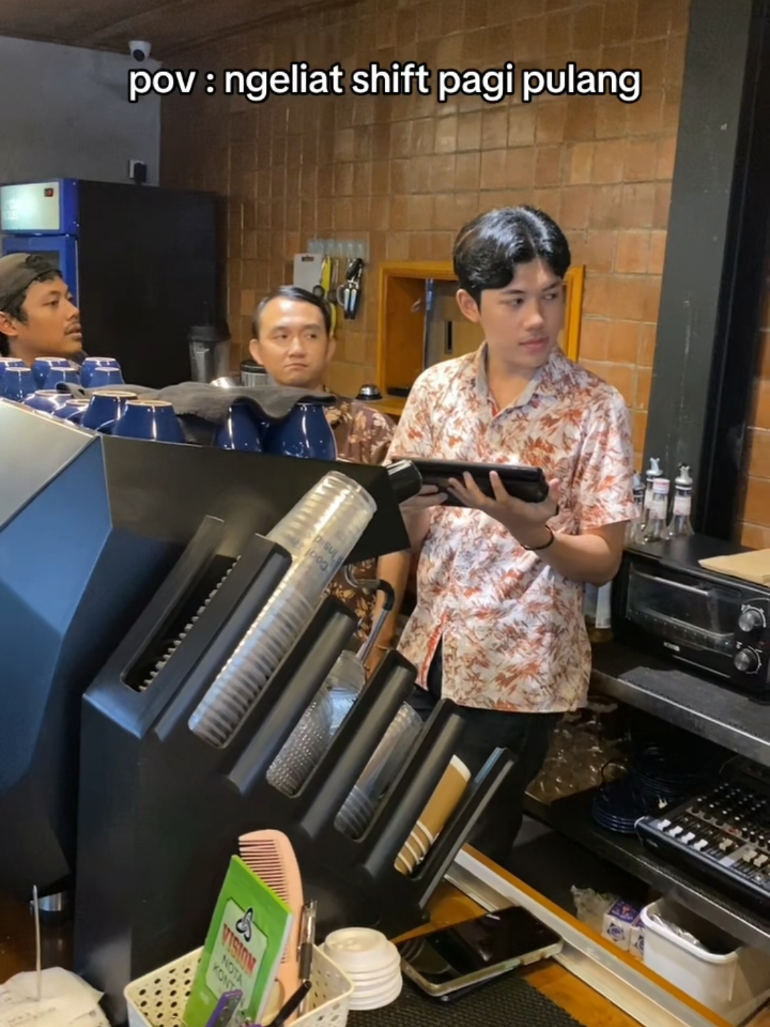 tarian kemenangan setelah shift 🥳 #barista #coffee #coffeeshop #pamulang #cafe 