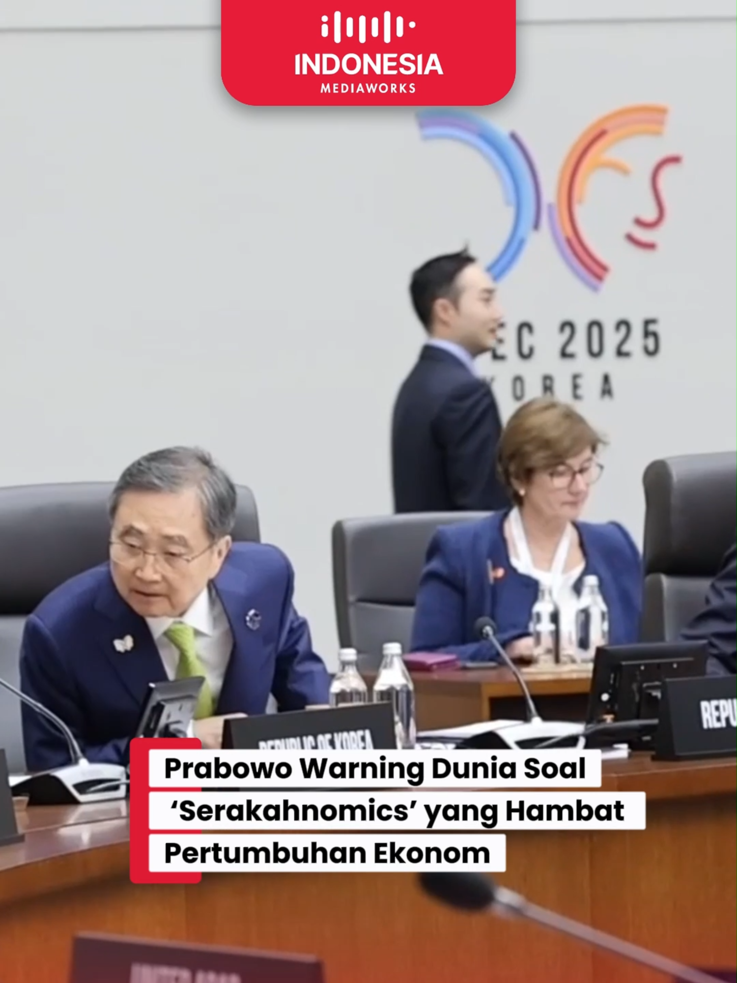 Gyeongju, Korea Selatan — Presiden Republik Indonesia Prabowo Subianto menyampaikan di hadapan para pemimpin ekonomi dunia mengenai bahaya ekonomi yang serakah atau “Serakahnomics” yang menurutnya menjadi penghambat utama pertumbuhan sejati dan merusak keadilan. Pesan itu disampaikan dalam pidatonya pada Pertemuan Para Pemimpin Ekonomi APEC (APEC Economic Leaders’ Meeting/AELM) di Gyeongju, Korea Selatan, Jumat (31/10) waktu setempat. Dalam forum yang dihadiri para kepala negara dan pemerintahan dari 21 ekonomi anggota APEC, Prabowo menegaskan bahwa dunia kini tengah menghadapi ancaman yang tidak hanya bersifat ekonomi, tetapi juga moral dan sosial, yaitu keserakahan yang menjelma dalam bentuk korupsi, penyelundupan, penipuan, dan ekonomi gelap lintas negara. “Kami di Indonesia sedang berjuang melawan korupsi, melawan penipuan, dan melawan greed economies — ekonomi serakah, yang menahan pertumbuhan sejati,” ujar Prabowo. Prabowo juga menyampaikan keprihatinan terhadap meningkatnya ketegangan global dan menurunnya rasa saling percaya di antara negara-negara di dunia, yang membahayakan stabilitas ekonomi. Namun, ia menegaskan bahwa kawasan Asia-Pasifik tidak boleh menyerah pada keadaan ini. “Asia-Pasifik tidak boleh menerima perpecahan sebagai takdirnya. Kita harus bangkit di atas rasa curiga dan ketakutan, dan kita harus membangun kembali kepercayaan di antara kita dan dalam perekonomian global,” tegasnya. Menurut Prabowo, APEC didirikan atas keyakinan bersama akan pentingnya pertumbuhan ekonomi yang inklusif dan kerja sama lintas batas yang adil. Prinsip itu, katanya, tidak boleh pudar meskipun dunia sedang dilanda ketidakpastian. “APEC memiliki misi inti untuk memfasilitasi perdagangan bebas dan investasi melalui kerja sama multilateral yang berpihak pada rasa kebersamaan di seluruh kawasan. Keyakinan ini harus terus kita pertahankan. Kita tidak boleh membiarkan fragmentasi merusak stabilitas yang telah lama menopang pertumbuhan kita,” ujarnya. Prabowo juga menegaskan kembali komitmen Indonesia terhadap sistem perdagangan multilateral berbasis aturan, dengan Organisasi Perdagangan Dunia (WTO) sebagai intinya. “Indonesia berkomitmen pada sistem perdagangan multilateral berbasis aturan, dengan WTO sebagai pusatnya, agar semua pihak dapat bersaing di atas gelanggang yang setara,” kata Prabowo. #Indonesiamediaworks