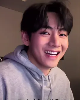 gakuatt sama senyumannya manis bangettt😖 #taehyung #live #fyp 