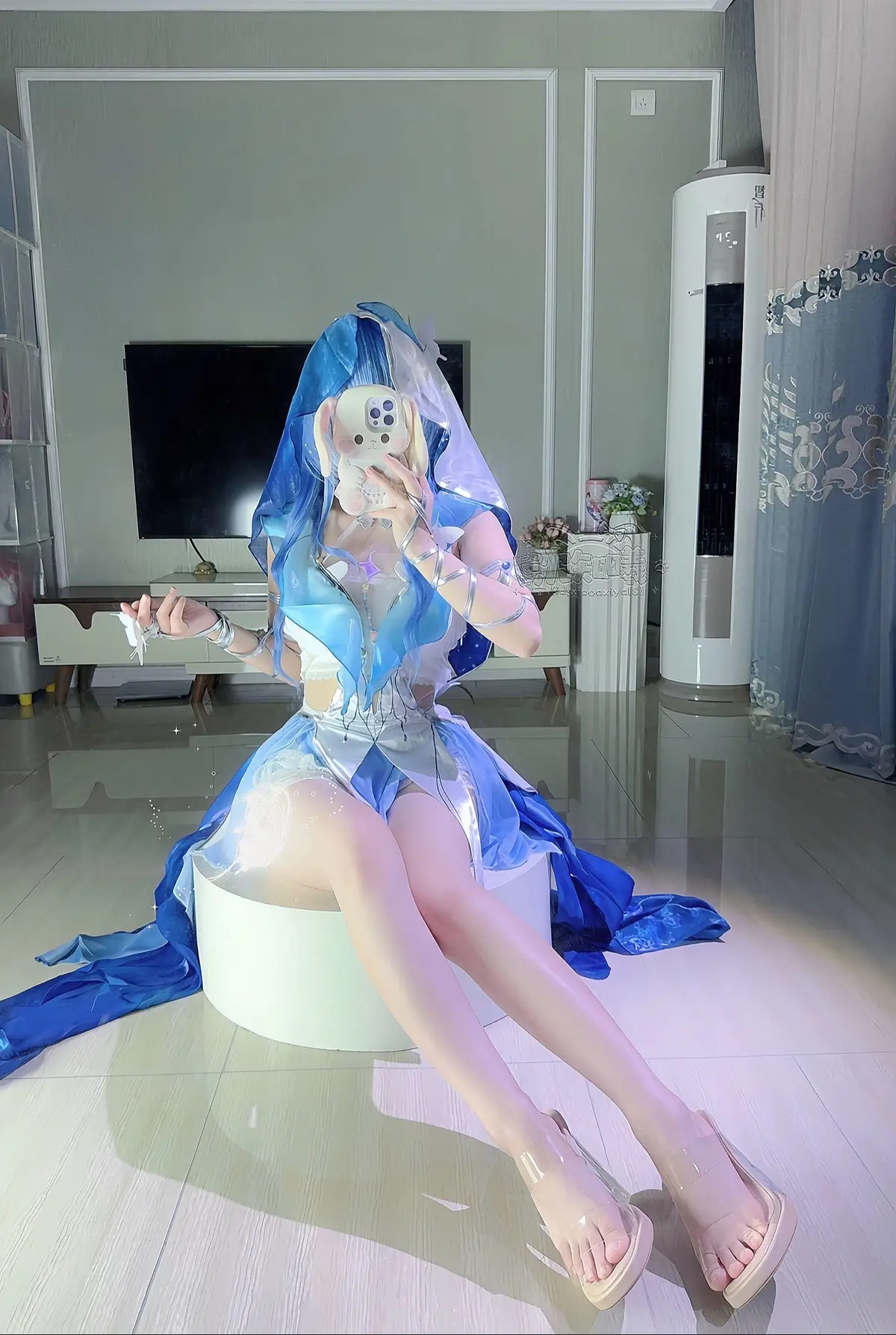 Em cố trăm lần chẳng bằng ai đó một phần 我努力了百次，却不及她的一分。 Wǒ nǔlì le bǎi cì, què bù jí tā de yī fēn Những khi anh nói anh cần 当你说你需要我， Dāng nǐ shuō nǐ xūyào wǒ Ở đâu em cũng chạy đến bên anh 无论在哪里我都会奔向你身边。 Wúlùn zài nǎlǐ wǒ dōu huì bēn xiàng nǐ shēnbiān Mưa gió không ngại, chỉ ngại anh ở bên ai 风雨我都不怕，只怕你在别人怀。 Fēngyǔ wǒ dōu bù pà, zhǐ pà nǐ zài biérén huái Cho em phải cố nén lại từng cơn nhói đau trong lòng 让我强忍着，心中一阵阵疼痛。 Ràng wǒ qiáng rěn zhe, xīnzhōng yī zhèn zhèn téngtòng