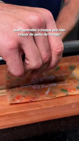 só enjoa de comer frango quem não tem as manhas Se for comprar na @Growth Supplements esse mês, dê uma chance pro meu cupom 🏷️ LLTEAM pra garantir descontinho e apoiar meu trabalho 🫶🏻 Bora fazer? 👇🏻 🥕 Ingredientes da Versão com Legumes (Rende ≈800g) - 500g de Peito de Frango cru cortado em cubinhos e moído/processado - 1 Cebola roxa média picada - Sal, Páprica defumada e Lemon Pepper para temperar o frango - 100g de Cenoura - 100g de Vagem - 100g de Tomate sem semente - 1 fio de Azeite, Sal, Pimenta do Reino e Manjericão para temperar os legumes 🧀 Ingredientes da Versão com Queijo (Rende ≈800g) - 600g de Peito de Frango cru cortado em cubinhos e moído/processado - 1 Cebola média picada - Sal, Shoyu e Lemon Pepper para temperar o frango - 100g de Queijo Mussarela em cubinhos Obs: depois de processar o frango e misturar os legumes frios ou o queijo, eu passei 400g da mistura pra saquinhos ziplock e fiz 4 marcações, ou seja, depois de congelado vou destacar porções de aproximadamente 100g e levar para assar na air fryer ou frigideira. 📊 Macros da versão com Legumes: 96 kcals, 15g de proteína, 4g de carbo, 2g de gordura 📊 Macros da versão com Queijo: 122 kcals, 19g de proteína, 1g de carbo, 4g de gordura Vale seu like? Então não deixa de me seguir pra acompanhar essa nova série que vem cheia de novidade pra transformar sua dieta e sua vida. . . . #frango #cubinhos #legumes #proteina #facil               