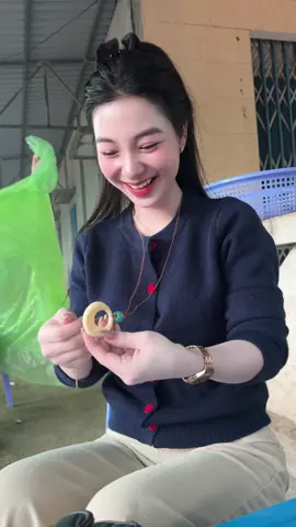 Đi đâu cũng điệu đà vậy đó🤭