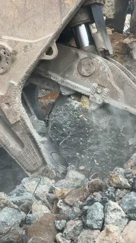 #destruction #heavymachinery #excavator #bagger #baustelle 