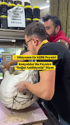 🧀 Dünyanın En Küflü Peyniri Konyalıların “doğal antibiyotik” dediği bu özel lezzeti, Konya’nın en ünlü pazarı Kadınlar Pazarı’nda bulabilirsiniz. Keskin aroması, yoğun tadı ve kendine has kokusuyla Konya Küflü Peyniri, sadece kahvaltılarda değil; Yağ Somunu, Recai, Tandır Böreği gibi şehrin geleneksel lezzetlerinde de başrol oynuyor. Ben ne zaman Konya’ya gelsem, bu lezzetli peyniri mutlaka alıp kahvaltı soframa koyarım. Gerçekten hem lezzet hem şifa deposu💪🏼 Konya’ya yolunuz düşerse bu efsane tadı mutlaka deneyin!💚 Peki siz hiç Konya Küflü Peynirini tattınız mı? Yorumlara “evet” ya da “ilk kez duyuyorum” yazın bakalım kimler biliyor? #konya #kadınlarpazarı #küflüpeynir 