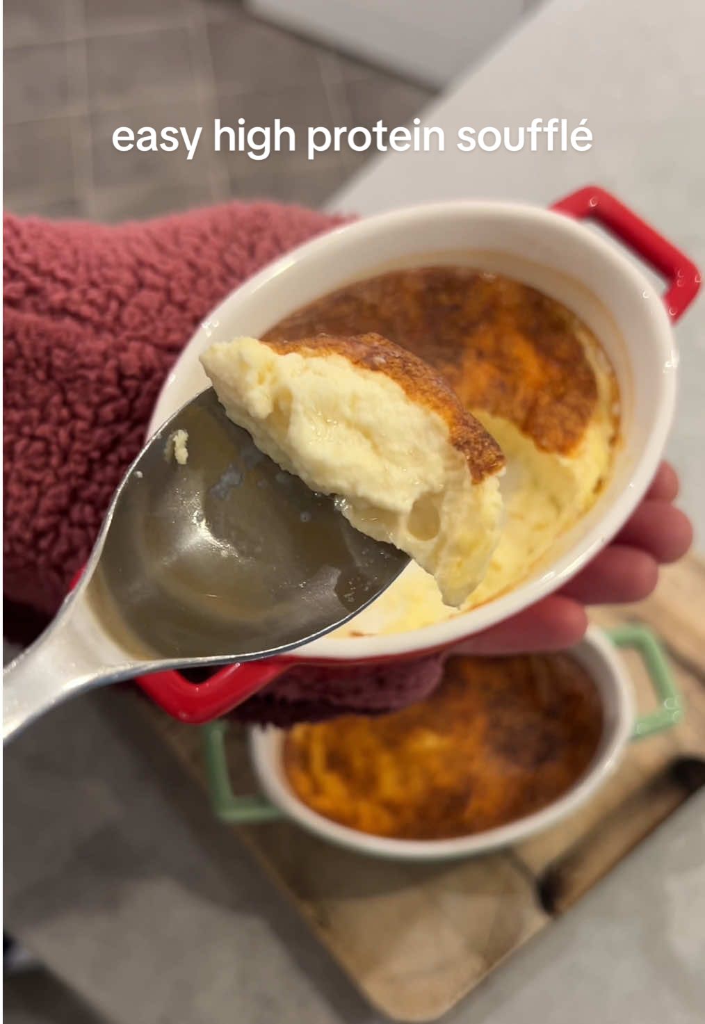 Easy high protein soufflé 🍮 *I intended to make this as one soufflé but didn’t have a dish the right size 😅 Ingredients: -2 eggs -100g Greek yogurt  -vanilla flavour drops -cinnamon  Directions: Blend all the ingredients until frothy, transfer into an ovenproof dish and air fry for 10-15 mins at 180 degrees Celsius until golden brown. Allow to cool for 5-10 mins before eating and optionally serve with a dusting of powdered sugar, cinnamon or berries. Lmk if you try this recipe and enjoy!👩‍🍳🫶 #highprotein #easysnack #highproteinrecipes 