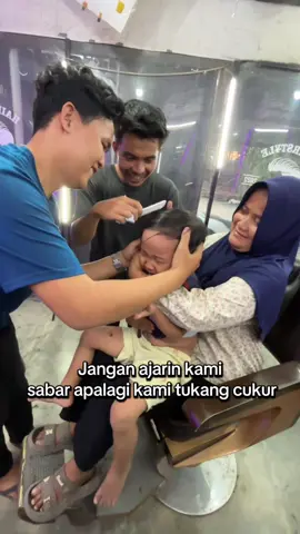 Butuh 3 orang untuk megangin si bocil😭 #barber #hairstylestudio 