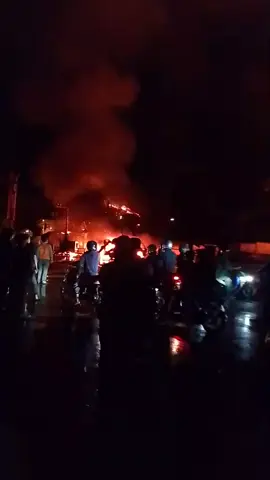 berita hari ini langsung melaporkan kebaran di pasir hayam,jebrod api belum kunjung padam tim pemadam  masih berusaha sekian dari kami sampai jumpa