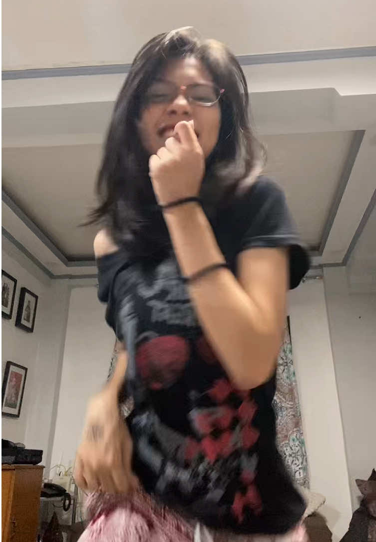 My doctor said I’m not allowed to dance for a week and i should rest, but I can’t resist to not dance this dc that’s made by @kipittok (i added a few dance steps idk why)