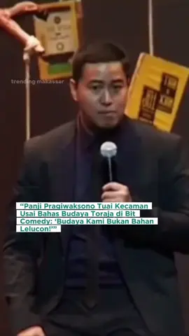 Gelombang kritik menerpa komika Panji Pragiwaksono usai penampilannya di acara Bit Comedy baru-baru ini. Dalam salah satu bagiannya, Panji membahas mengenai budaya Toraja, yang oleh sejumlah penonton dinilai menyinggung dan tidak menghormati nilai-nilai adat setempat. Potongan video penampilannya itu viral di media sosial, memicu berbagai komentar dari masyarakat Toraja yang merasa tersinggung. Banyak yang menilai bahwa Panji telah menjadikan ritual adat dan kepercayaan leluhur sebagai bahan candaan. #toraja #pandjipragiwaksono #viral #fyp 