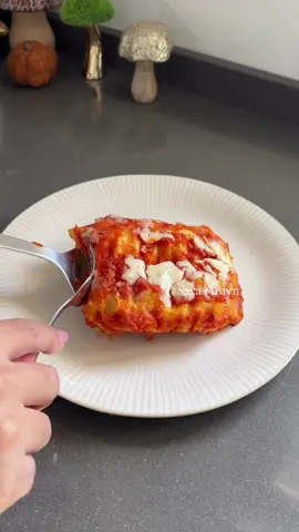 Cannelloni ripieni di carne e ricotta Ingredienti * - 8 sfoglie di lasagne fresche - 700 g di passata di pomodoro - ½ cipolla - olio d’oliva - 350 g di carne macinata manzo - 400 g di ricotta - 2 cucchiai di parmigiano grattugiato - provola o mozzarella - 1 spicchio d’aglio - Sale e pepe procedimento In una padella metto un filo d’olio e mezza cipolla tritata, aggiungo la passata di pomodoro, sale e pepe e lascio cuocere a fuoco basso per circa un’ora, aggiungendo un po’ d’acqua se serve. In un’altra padella faccio rosolare la carne macinata con olio, aglio e un pizzico di sale. In una ciotola unisco la carne cotta con la ricotta, qualche mestolo di sugo e un po’ di parmigiano, mescolando bene. Farcisco le sfoglie di lasagna, le arrotolo e le dispongo in una teglia con un po’ di sugo sul fondo. Copro con altro sugo, parmigiano e provola. Cuocio in forno statico a 180 °C per circa 30-35 minuti, alzando a 200 °C negli ultimi 10 minuti المكونات 8 رقائق لازانيا طازجة 700 غ من صلصة الطماطم 12 بصلة زيت الزيتون 350 غ لحم مفروم (لحم بقري) 400 غ من الريكوتا 2 ملاعق كبيرة من جبن البارميزان المبشور موزاريلا او اي نوع جب فص ثوم ملح وفلفل الطريقة: في مقلاة أضع القليل من الزيت ونصف بصلة مفرومة، أضيف صلصة الطماطم مع الملح والفلفل وأتركها تطهى على نار هادئة لمدة حوالي ساعة، مع إضافة قليل من الماء إذا لزم الأمر. في مقلاة أخرى أحمّر للحم الريكون، قليل من الصلوة ويعض جبن البارميزان وامزج جيد أحشو رقائق اللازانيا بالحشوة، ألفّها وأرتبها في صينية فرن مع قليل من الصلصة في القاع. أضيف فوقها مزيدًا من الصلصة، البارميزان و الجبن. أضعها في الفرن حرارة على درجة 180°م لمدة 30-35 دقيقة، وأرفع الحرارة إلى 200°م في آخر 10 دقائق لتتحمر من الأعلى . . . #Recipe #pasta 