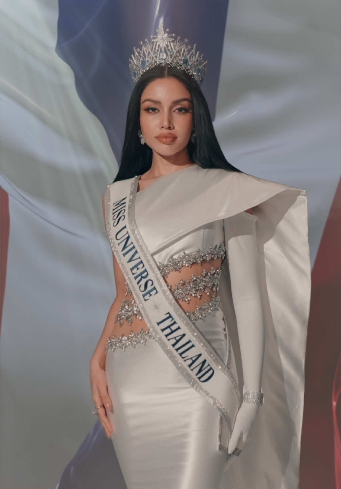 💫 𝟏 𝐃𝐀𝐘 left until we rise to the 𝐔𝐍𝐈𝐕𝐄𝐑𝐒𝐄!  อีกไม่กี่ชั่วโมงจะเริ่มเทศกาล Miss Universe อย่างเป็นทางการ ร่วมส่งกำลังใจให้ “วีนา ปวีนา” ตัวแทนสายสะพาย THAILAND 🇹🇭 ในการทำหน้าที่อันยิ่งใหญ่ในครั้งนี้  ขอพลังชาวไทยร่วมส่งวีนาได้ที่โรงแรม Chatrium Hotel Riverside Bangkok รวมตัวกันก่อนเวลา 15.59 น.  One woman, one nation, one universe! ✦ #The74thMissUniverse #MissUniverse  #MGIxMUT #MissUniverseThailand2025