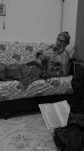 Ey karanlık kalpleri nuruyla aydınlatan, kainatın yegane sahibi olan ulu Allah’ım..🖤 Ellerimizi açtık semaya, boynumuzu büktük sen ulular ulusu mevla’ya. Bütün güzel isimlerinin ve Esma-i nebi hürmetine bizlerin günahlarını affeyle, şu anda okunmuş olan Yasin’i Şerifi, Tebareke, Amme, Fatiha ve diğer sureleri, Salatı Şerifleri eksikli, kusurlu veya yanlışlı oldu ise onları Meleklerinle tamam eyleyip kabul eyle yarabbi..🌸 Bunlardan hâsıl olan sevabı en evvel başlarımızın tacı, gönüllerimizin ilacı olan Hz. Muhammed Mustafa (S.A.V.) ve Hz. Âdem’den beri gelmiş geçmiş Peygamberlerin (Aleyhimüsselam), Erenlerin, Evliyaların, Şehitlerin, Şühedaların, Ashabı kiramın ve dini İslam’a hizmet etmiş, Kur’an’ı Kerim’i elden ele, dilden dile ulaştıran üstat efendilerimize hediye ettik vasıl eyle yarabbi.✨ Bu dünyada kimsesi kalmamış, mübarek gün ve gecelerde bize de bir Fatiha yok mu diye garip garip bekleşen Müslüman din kardeşlerimizin de ruhlarına bağışladık haberdar eyle. Bu haneden gelmiş geçmiş vefat edenlere Rahmet eyle. Bakide kalanların ömürlerini uzun, rızıklarını bol, ticaretlerini kârlı ve kalplerinde bulunan iyi muratlarına nail eyle..🤲🏻🕌 #dua #şükür #sabır #elhamdülillah  🕊️