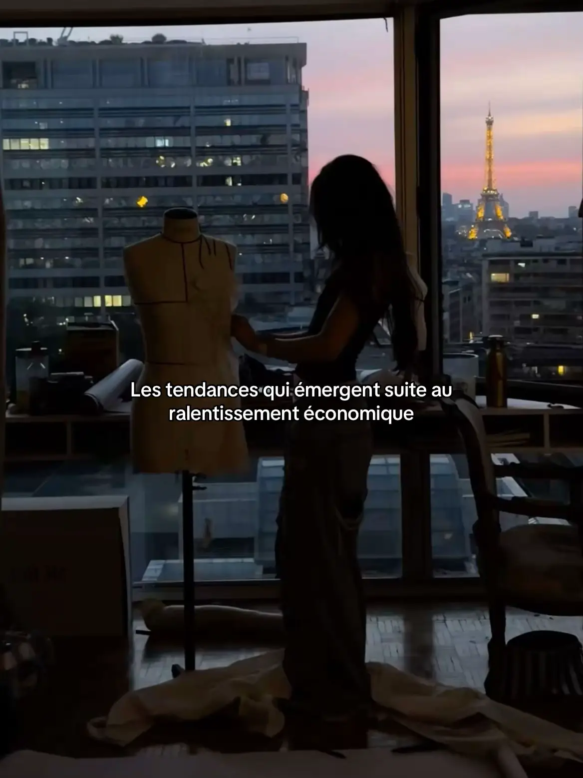 Et aujourd’hui, elle nous parle de contrôle, de calme, et de retour à soi. #minimalismestyle #quietluxury #frenchstyle #aestheticfashion #trendforecast 