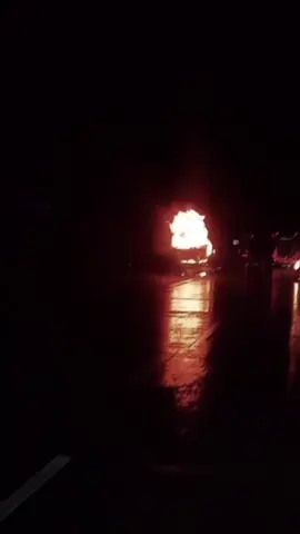 Pray for eka persada ken arok🥀🥀 21.52: Info awal #kebakaran bus di KM 479 Tol Solo-Semarang. Posisi bus di bahu jalan dan terlihat penumpang sudah turun dari bus. Info sudah diteruskan ke petugas. Data lengkap belum diketahui. (ss-rn) #kenarokofficial #kenarok #musibah_yang_takterduga #prayforkenarok @KEN AROK OFFICIAL 