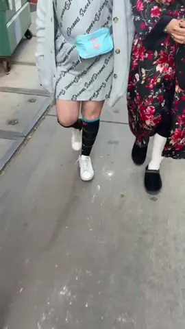 Love my grannies 😜🧡 #takingapicture #grannies #grannycostume #halloweencostume2025 #halloween 