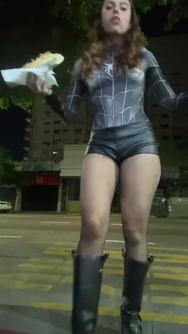 spiderman comiendo un panchito (medio pelo xq estaba practicando para hoy