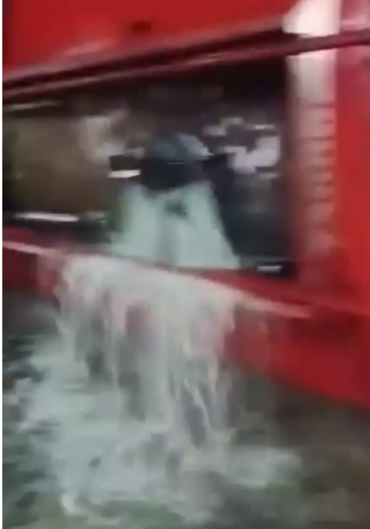 Video sebelum terjadi kebakaran hebat di Kawasan Pasir Hayam, Jebrod Senin (1/11) malam ini. Terlihat truk pertamina terlibat kecelakaan dengan sebuah truk yang tengah terparkir hingga mobil pertamina terguling dan menumpahkan ribuan liter bensin tepat di depan sebuah toko. Tumpahan bensin tersebut terus mengalir hingga ke sekitar tugu Selamat sebelum akhirnya terjadi kebakaran