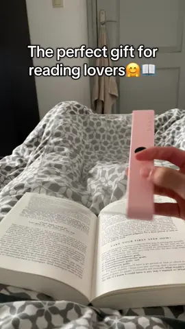 Do you read at night?😊 #booklight #books #BookTok #giftidea #booklovers 