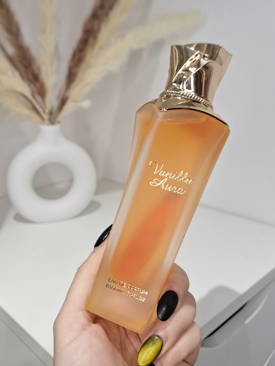 Nuevo lanzamiento de @Maison Asrar  y tengo el placer de probarlo ya!!! 😊🫶 Mil gracias!!!  @Gulf Orchid Fragrances  _ Vanilla Aura de MAISON ASRAR es una fragancia de la familia olfativa Oriental Vainilla para Hombres y Mujeres.  _ Esta fragrancia es nueva. Vanilla Aura se lanzó en 2025.  _ 🏁Las Notas de Salida son lirio de los valles (muguete), bergamota y limón (lima ácida)  🏁las Notas de Corazón son chocolate, vainilla y caramelo 🏁las Notas de Fondo son sándalo, vainilla, ámbar y haba tonka. _ #perfumetiktok #fragrancetiktok #perfumecollection #newperfume #viralperfume 