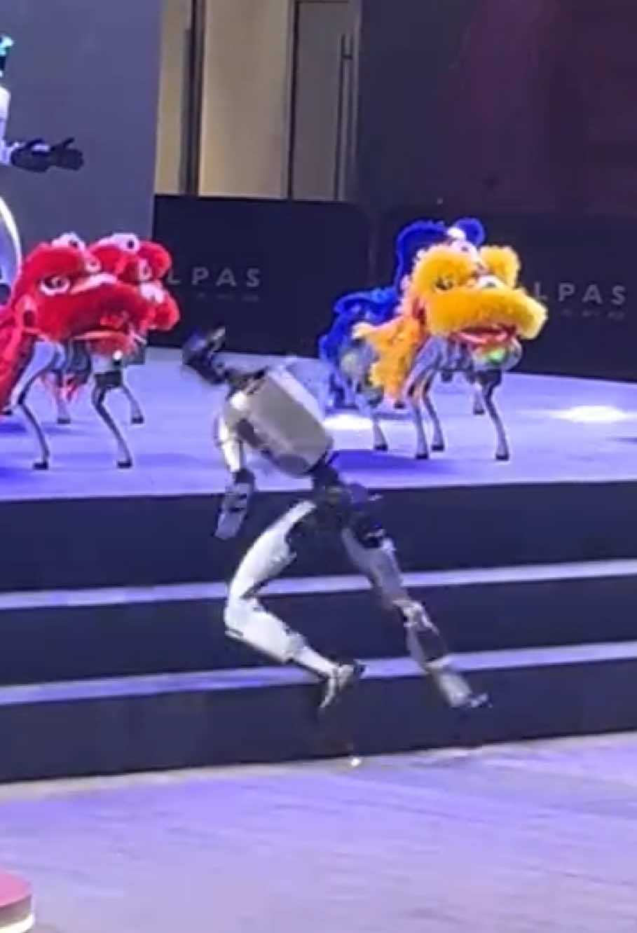 The moment when the robot climbed the stairs and fell.😂😂😂😂