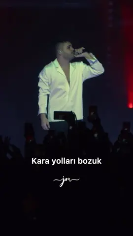 “Yüze düşmüş zülüf Nası geleyim dönüp Gece resmimi öpüp Vazgeçmişsin benden Kara yolları bozuk Kanadım yine kırık Bana mektubu yazıp Vazgeçmişsin benden…” 🎙️ Emir Can İğrek - Kor . #emircaniğrek #kor 