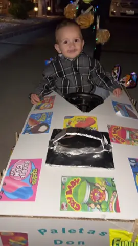 Quien quiere una paleta??  shout out to my brother for making his costume super last minute!! #toddlercostume #paletero #mexicancostume #halloweencostume 