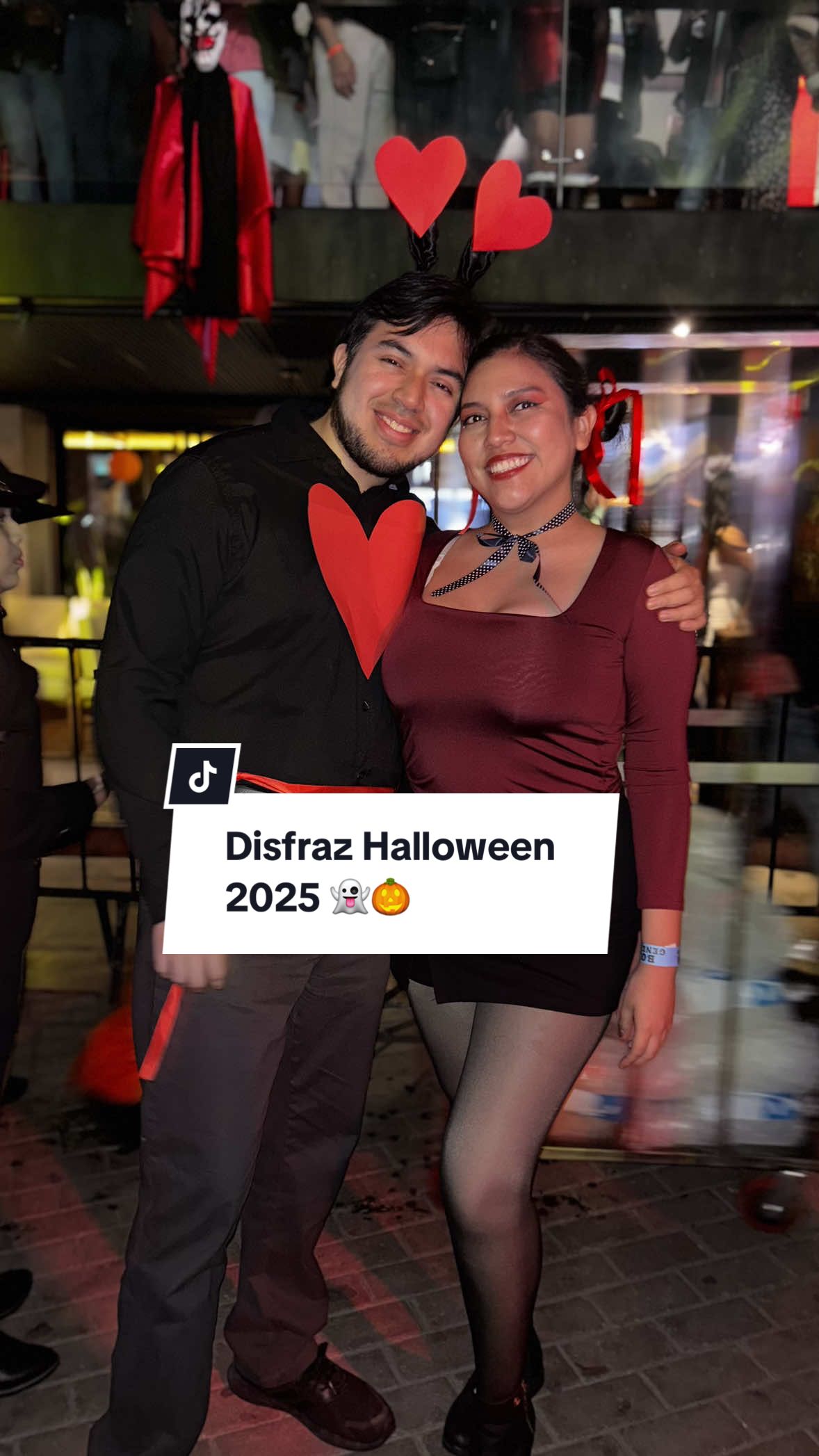 Este fue nuestro disfraz para #halloween 💀👻🎃 el que no quería ni disfrazarse pero lo sometí  🤣 dejaré por poco tiempo el video xd  #puccaygaru #pucca #disfrazhalloween #disfraz 