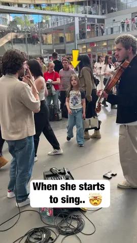 We play Shallow with amazing 9 year old Lota 🥰 Violins by @Florian Leonhard Fine Violins  #ladygaga #shallow #shallowladygaga #violin #liveperformance 