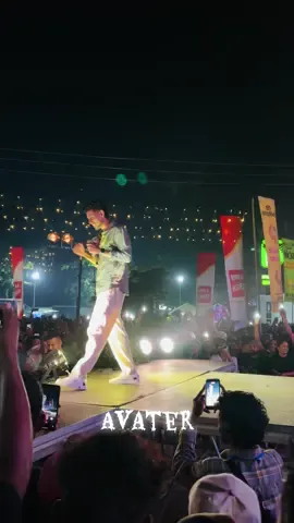 🎼Raveen Tharuka Siger setting the stage on fire! What an amazing live performance! 💥🎶 #UnforgettableMoments #RaveenTharuka #LivePerformance #AmazingShow #MusicVibesThalawathugoda 