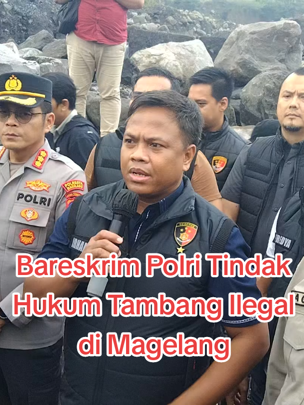 Rugikan Negara 3 Triliun, Tipidter Bareskrim Polri Tindak Tegas Tambang Ilegal Di Magelang Magelang -- Bareskrim Polri bersama ESDM dan BTNGM melakukan penegakan hukum terhadap aktivitas tambang berupa pengambilan pasir illegal di Blok Kalibatang Bawah, Resort Pengelolaan Taman Nasional Wilayah Srumbung, SPTN 1 Magelang BTNGM, pada sore hari Sabtu 1 November 2025 pukul 15.00 wib bertempat di Kalibatang Bawah (kawasan Taman Nasional Gunung Merapi). Kegiatan tersebut dipimpin Direktur Tindak Pidana Tertentu (Tipidter) Bareskrim Polri Brigjen Polisi Moh. Irhamni, S.IK., M.H., M.Han Selain Brigjen Pol Moh.Irhamni bersama tim, juga bersama dengan Kapolresta Magelang Kombes Polisi Herbin Garbawiyata Jaya Sianipar, S.IK., S.H., Kepala Dinas ESDM Provinsi Jawa Tengah Agus Sugiharto, S.T., M.T., dan Kepala Balai TNGM  Dr. Mohammad Wahyudi S.P., M.S.c.. Dihadapan para wartawan dari berbagai media massa baik media cetak maupun media online nasional dan daerah, Direktur Tipidter Moh. Irhamni mengatakan bahwa hasil kegiatan penegakan hukum penambangan illegal di kawasan TNGM yang telah dilaksanakan pada tanggal 31 Oktober 2025. Tim gabungan berhasil mengamankan 5 alat berat dan 1 unit dump truk.  