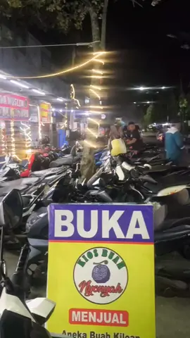 Alhamdulillah, malam ini Food Court Pengusaha MUSLIM Tembilahan kembali dikunjungi oleh Bapak Bupati Indragiri Hilir beserta Keluarga, Seperti biasa, beliau makan bersama keluarganya, membaur bersama Masyarakat Tembilahan, menjalani hidup dengan Kesederhanaan. Untuk menu malam ini, cukup Nasi Briyani yang mengingatkan Tanah Harom dan sajian Penutup berupa Pisang Goreng Cacapan Gula Juruh dari Teluk Pinang. Semoga ALLAH menjaga Pak Haji Herman & Istri Kak Katerina Susanti Santi beserta keluarga, Semoga ALLAH memberikan kemudahan dan Kelancaran dalam menjalankan Amanah Rakyat Indragiri Hilir. #fypjangkauanluas #InhilHebat #umkm 