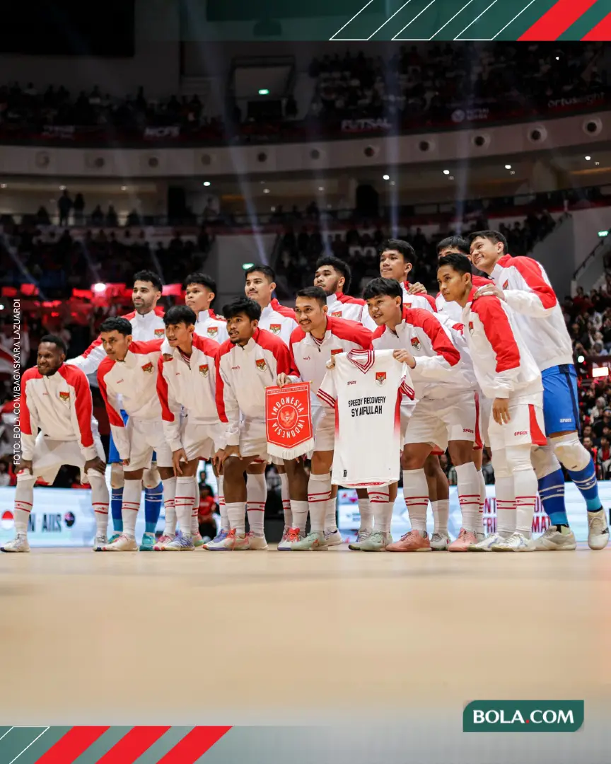 Timnas Futsal Indonesia menjamu Timnas Futsal Australia dalam laga uji coba di Indonesia Arena, Senayan, Jakarta pada Sabtu (1/11/2025) malam WIB. Skuad Merah Putih mampu meraih kemenangan meyakinkan 3-1. Pemain asal Papua, Brian Ick menjadi bintang dengan brace. Sementara satu gol Timnas Futsal Indonesia yang lain dicetak oleh Reza Gunawan. Timnas Futsal Australia hanya mampu membalas sekali melalui Grant Lynch. 𝙅𝙤𝙞𝙣 𝙒𝘼 𝘾𝙝𝙖𝙣𝙣𝙚𝙡 𝘽𝙤𝙡𝙖.𝙘𝙤𝙢 → https://bit.ly/WAchannelBolacom #timnasfutsalindonesia #bolacomID #blcbm