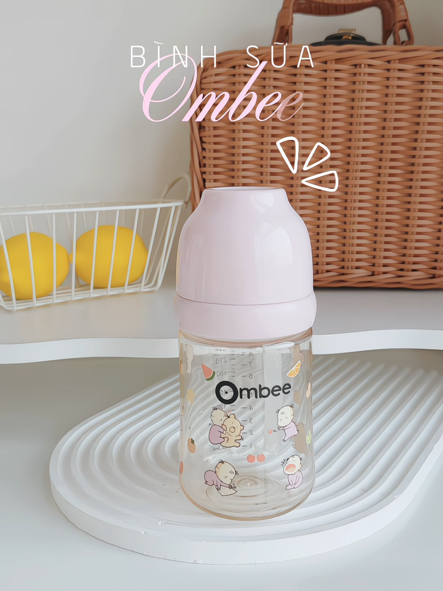 Nếu bé đầy hơi, nôn trớ khi bú bình, mẹ có thể đổi qua ombee nhé. Với cơ ché thoát khí độc quyền, ombee tự tin giúp bé ti ngon lành, mẹ an tâm#ombee #ombeevietnam #beyeucuame #binhsuachongdayhoi