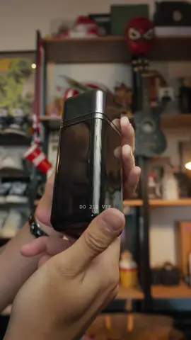 Esse é o tipo de fragrância que chega antes de você. 212 VIP Black Elixir de @Carolina Herrera #perfumetok #carolinaherrera #212VIPBlack #publicidade