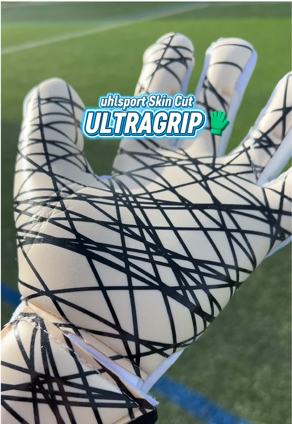 Ce grip, c’est pas du hasard. 🧤 Le UHLSPORT FANGMASCHINE CYBERTEC ULTRAGRIP SC colle au ballon comme jamais. Sur terrain sec, l’Ultragrip montre sa vraie puissance ⚡️ Accroche. Confiance. Contrôle total. @uhlsportfootball  #uhlsport #gardiendebut #gantdegardien #ultragrip #footballtiktok 
