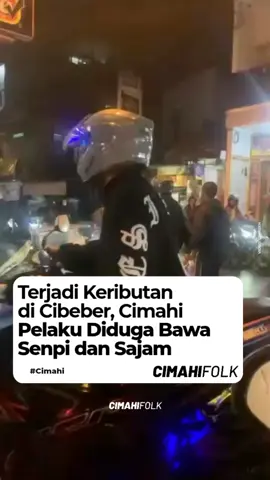 Telah terjadi keributan di Cibeber, Kecamatan Cimahi Selatan tepatnya belakang kampus Unjani pada Sabtu (1/11/2025) sekitar pukul 21.30 WIB. Menurut laporan Cimtizen, Radit yang menyaksikan kejadian tersebut mengatakan terdapat tiga orang pelaku yang diduga membawa senpi dan sajam. “Pelaku ada tiga orang, bawa sajam. Sekarang sudah tertangkap satu, yang dua lagi belum ada info,” ungkapnya. Akibat kejadian tersebut, seorang pedagang baso ikan menjadi korban dengan luka di bagian kepala akibat s*betan sajam. Hingga berita ini diturunkan, kronologi dan penyebab keributan belum diketahui masih dalam penyelidikan pihak kepolisian. #Infocimahi #kotacimahi #cimahi #bandung #jawabarat    🎥: @Cimahi Folk 